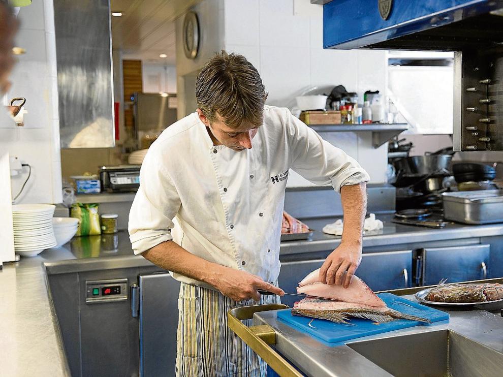 Sergi Rivas limpia y filete el pez de San Pedro.
