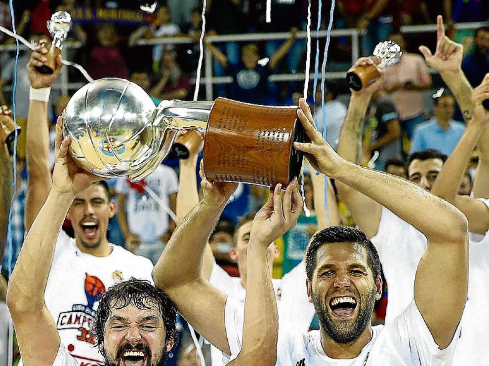 Sergio Llull y Felipe Reyes, con la copa de campeones.