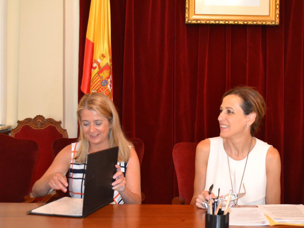 La Subdelegada del Gobierno en Huesca, María Teresa Lacruz, con la Subdelegada y la directora provincial del SEPE, María Ángeles Navarro.