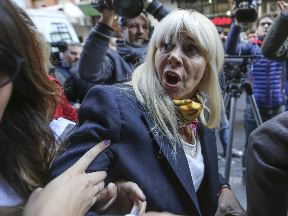 La exesposa de Diego Maradona, Claudia Villafañe, a su llegada a un tribunal de Buenos Aires.