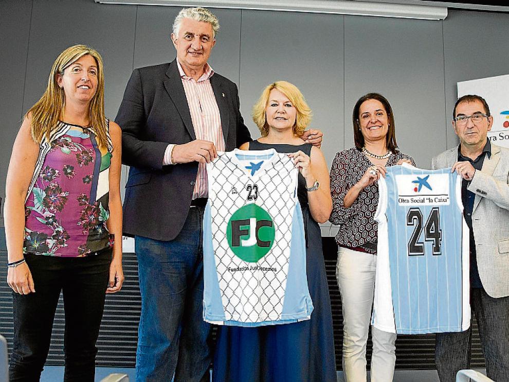 Fernando Romay posa con los promotores del proyecto.
