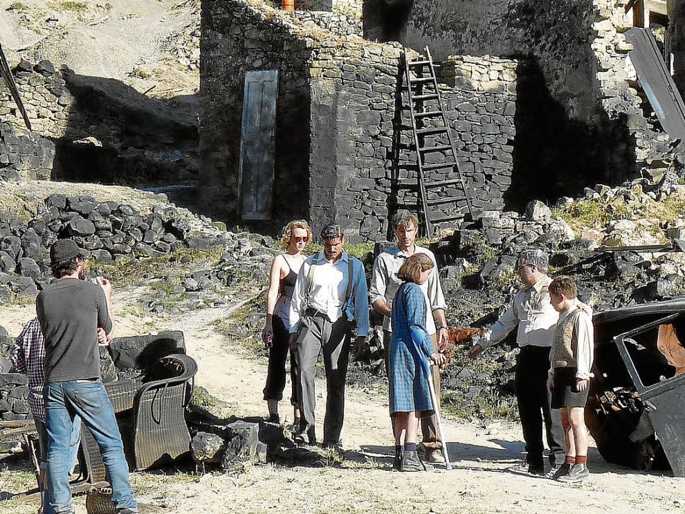 Varios actores, entre ellos tres de los protagonistas, ruedan una escena ayer en Escó.