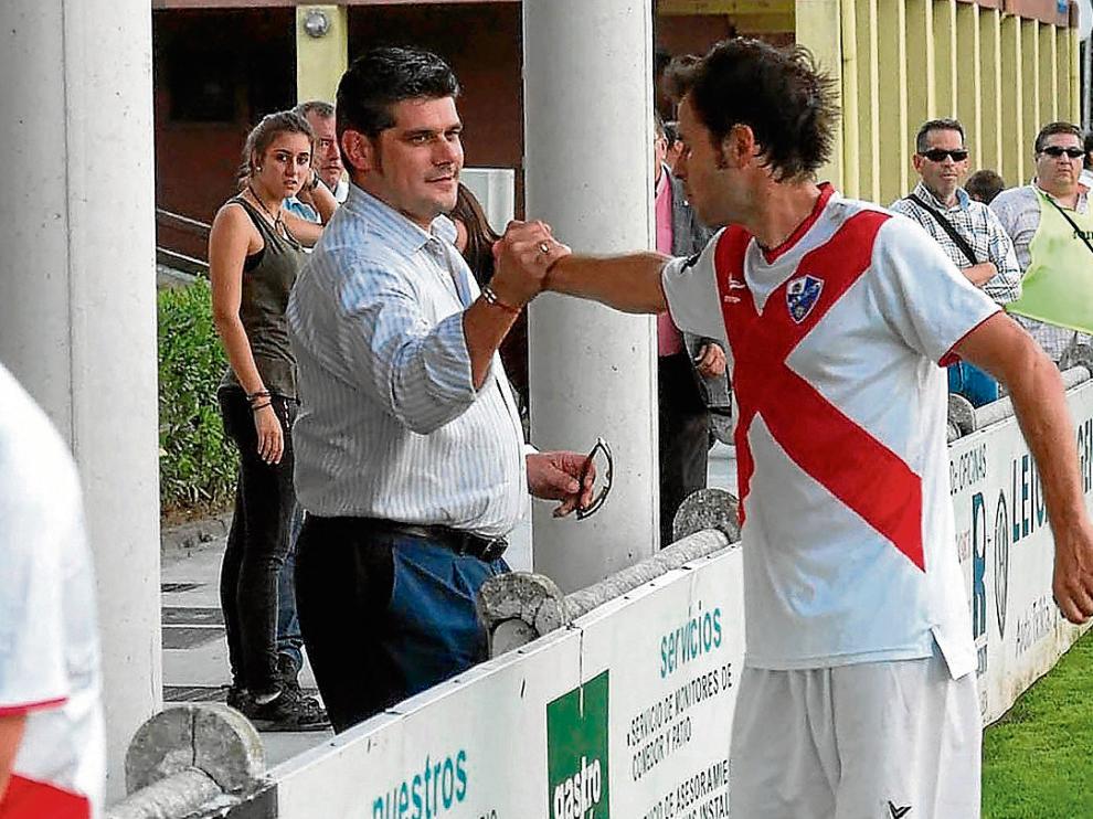 Fernando Losfablos y el capitán Juanjo Camacho se saludan en un encuentro de la temporada.