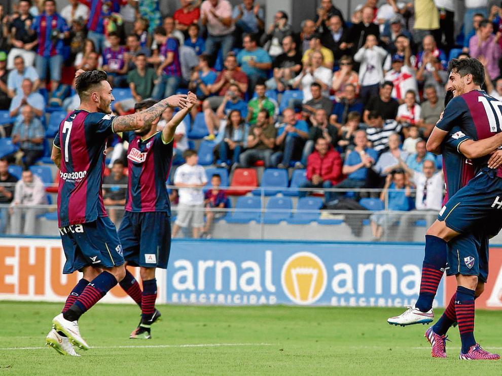 Josán y Pallarés celebran el gol de este último en el encuentro contra el Ferrol.