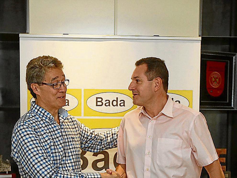 Apretón de manos de Pachí Giné y José Ramón Lanceta.