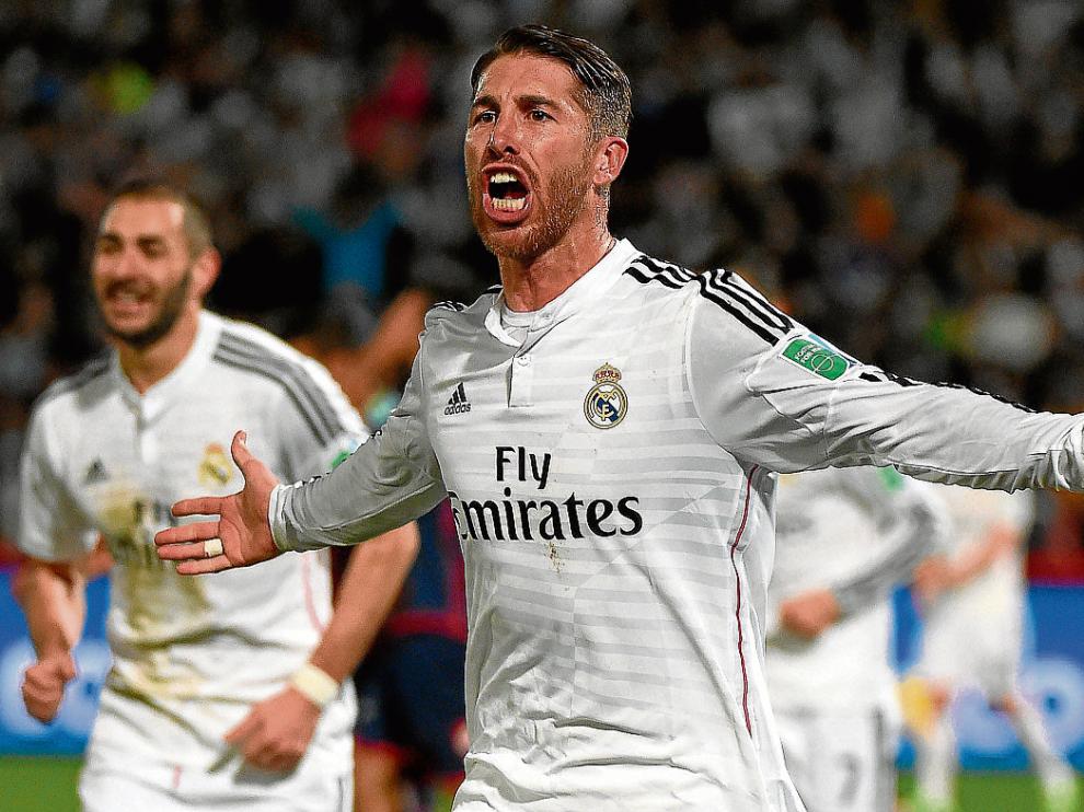 Sergio Ramos celebra un gol marcado con el Real Madrid. Detrás, Benzema.