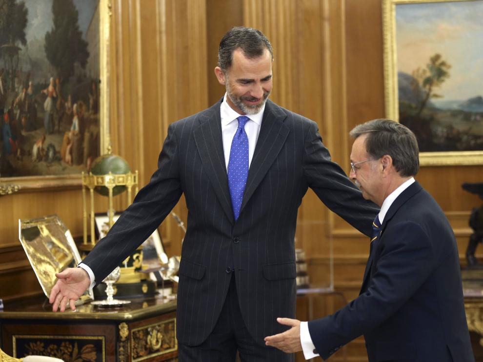 El Rey Felipe VI saluda al presidente de la ciudad autónoma de Ceuta, Juan Jesús Vivas.