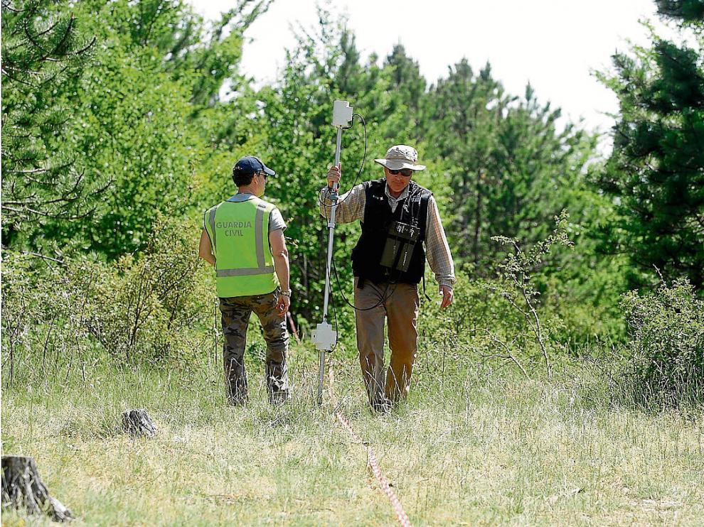 El empresario Luis Vial rastrea el Mont Ventoux junto a un guardia civil en junio de 2013.
