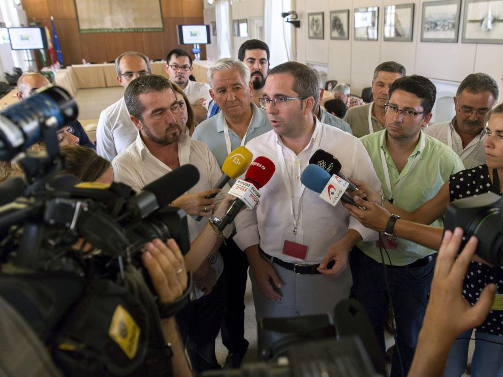 Parlamento andaluz acuerda desalojar a alcaldes de IU cuando acabe el pleno