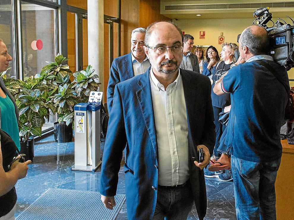 Javier ?Lambán, antes de participar en las Cortes en una reunión con Podemos, CHA e IU.