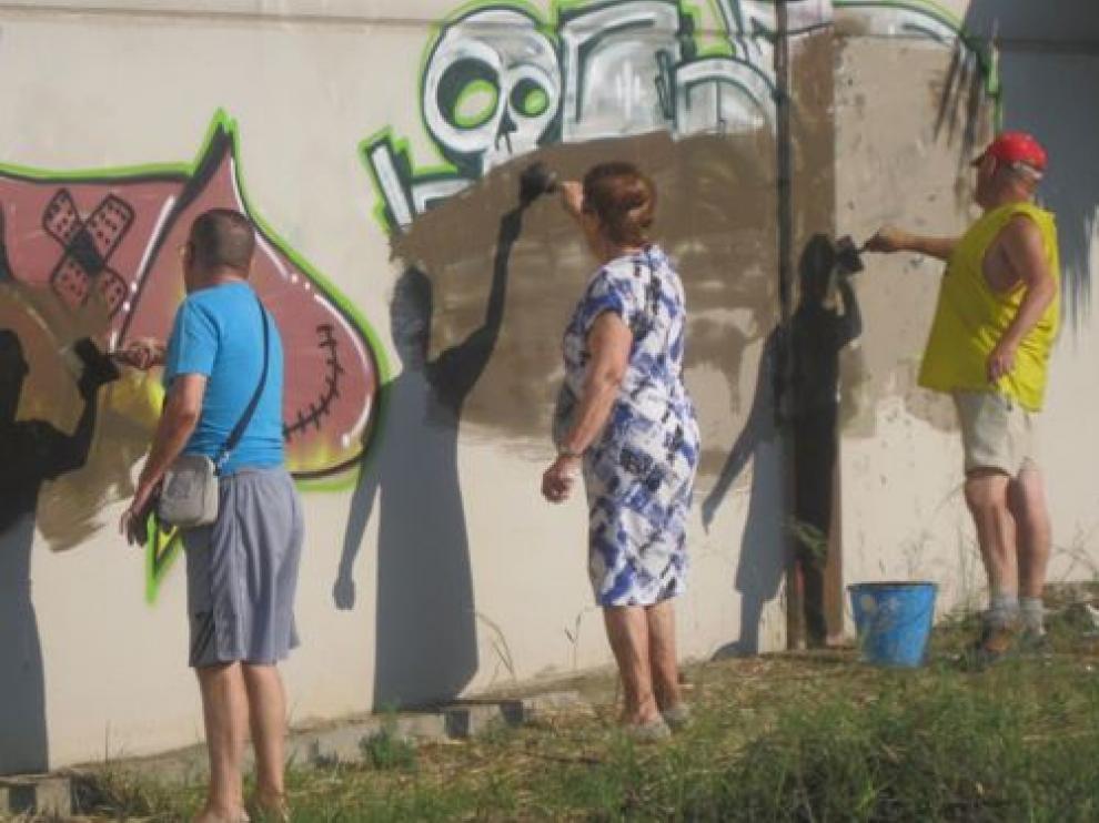 Los vecinos taparon recientemente graffitis del edificio de El Buen Pastor