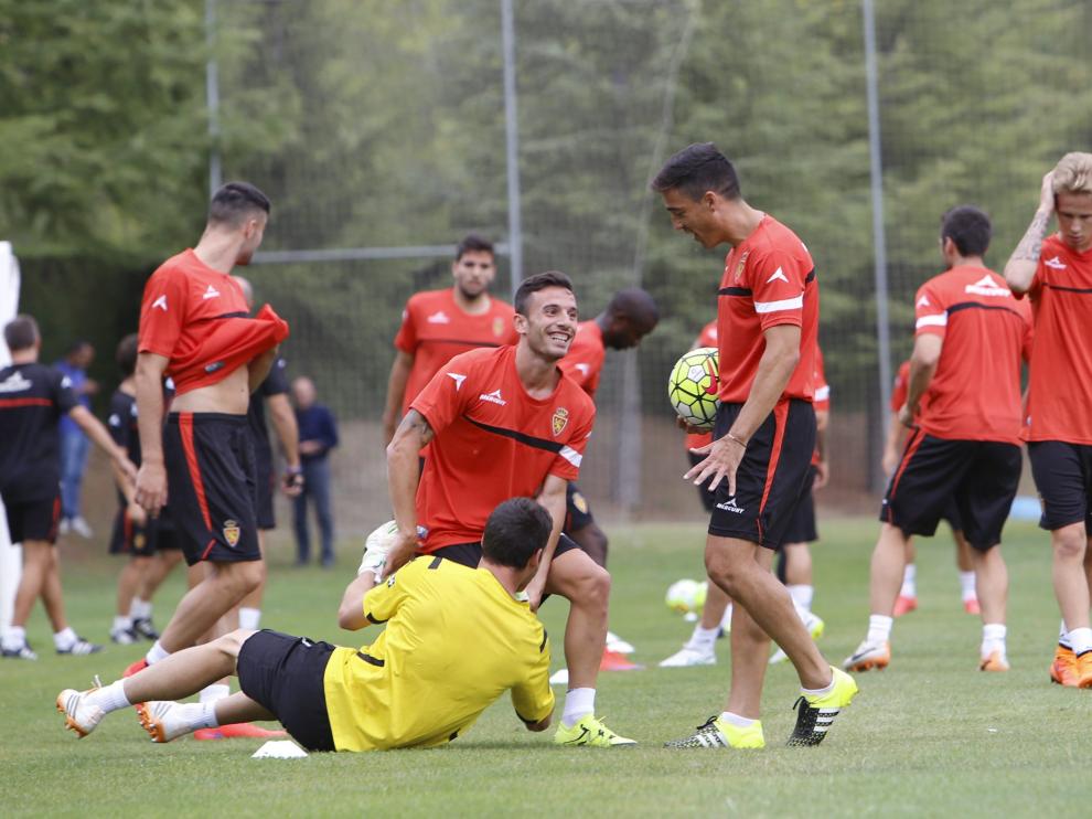 Pedro bromea con sus compañeros en un entrenamiento en Boltaña