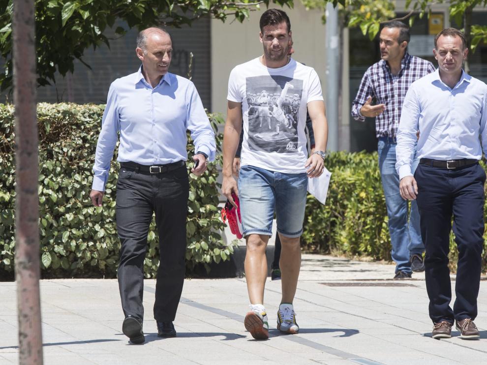 El director deportivo, Martín González, y el presidente, Christian Lapetra, junto a Ortuño