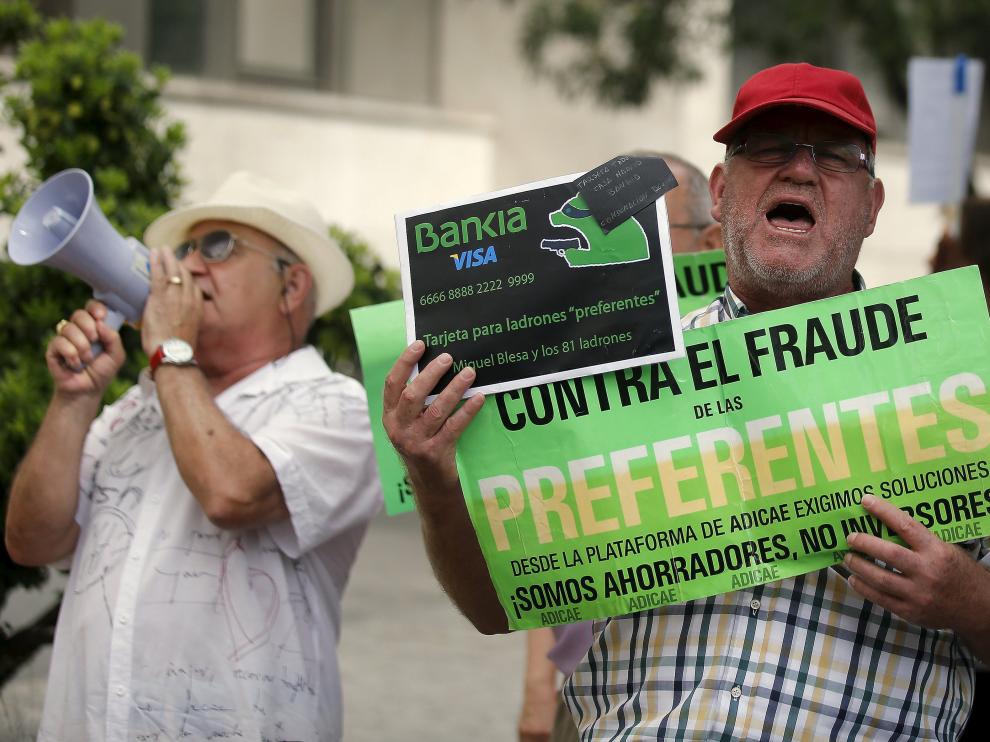 Manifestantes frente a los juzgados esperaban a Rato