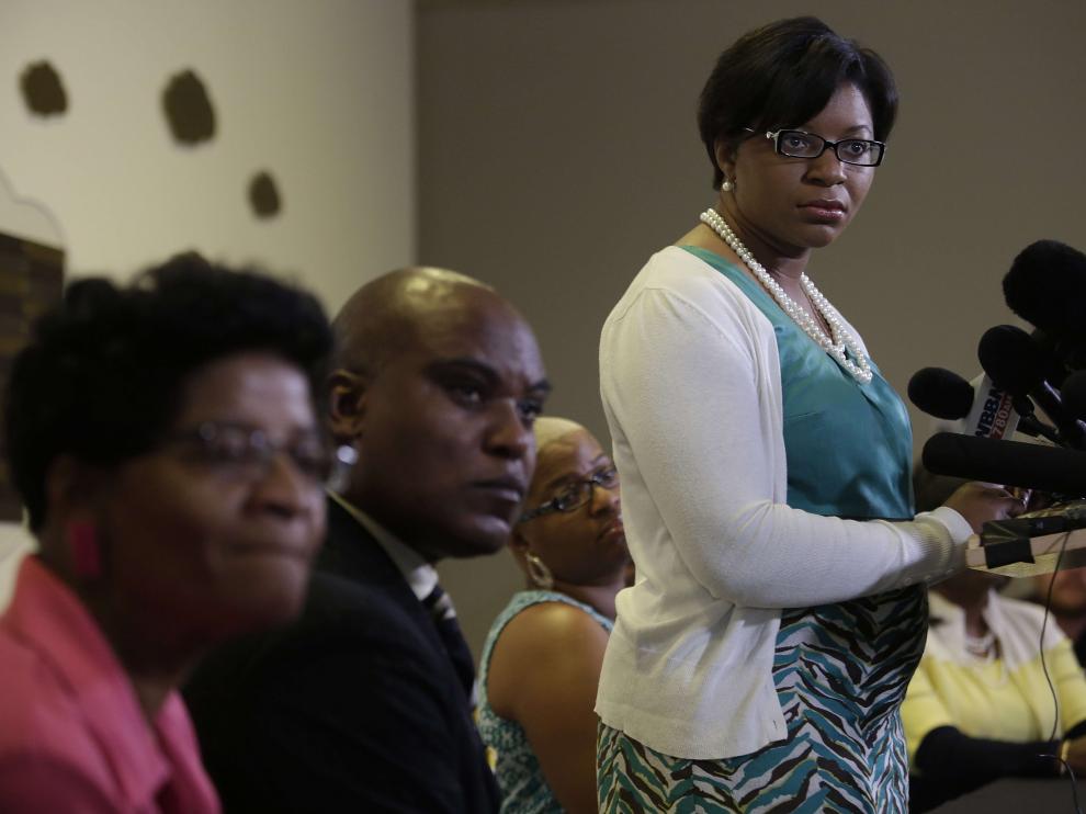 La madre de Sandra Bland, Geneva Eeed-Veal y su hermana, Sharon Cooper, hablan con la prensa.