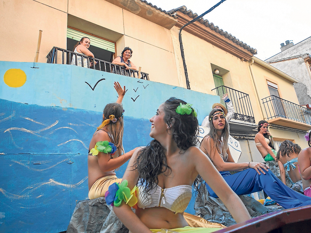 Los participantes del desfile recorrieron las calles saludando a los vecinos del municipio.