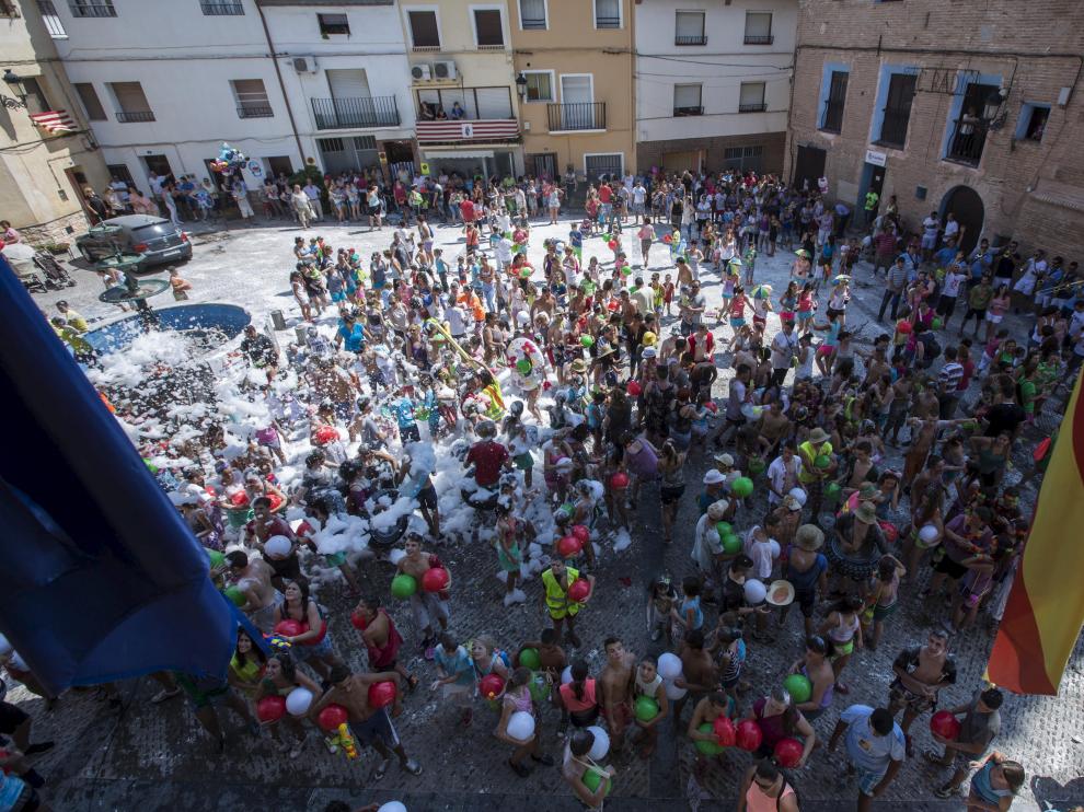 La espuma fue una de las diversiones que inundó la plaza al comienzo de las fiestas.