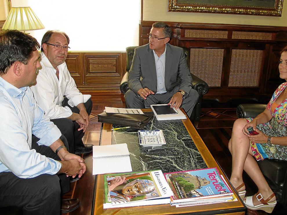 Joaquín Tomás, Julio Esteban, Manuel Blasco y Emma Buj, en el despacho de alcaldía.