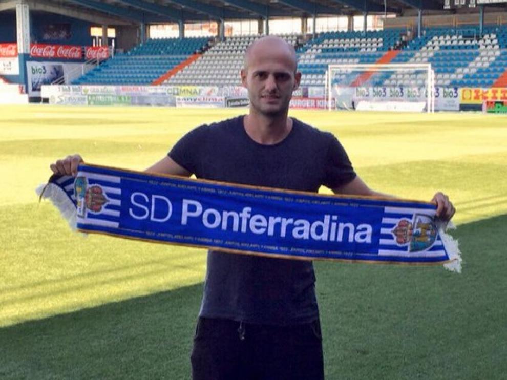 Basha posa en El Toralín con la bufanda de la Ponferradina