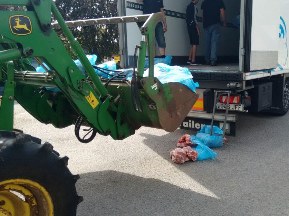 Ganaderos franceses asaltan un camión aragonés que transportaba carne de cerdo.