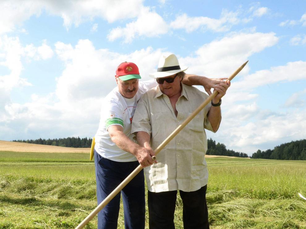Gerard Depardieu junto a Alexander Lukashenko, durante un paseo por la residencia del presidente bielorruso.
