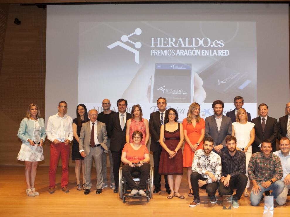 Foto de familia en la entrega de premios Aragón en la Red.