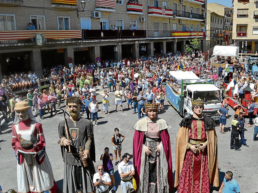 Los vecinos de Gallur llenaron la plaza de España ayer para dar comienzo a las fiestas.