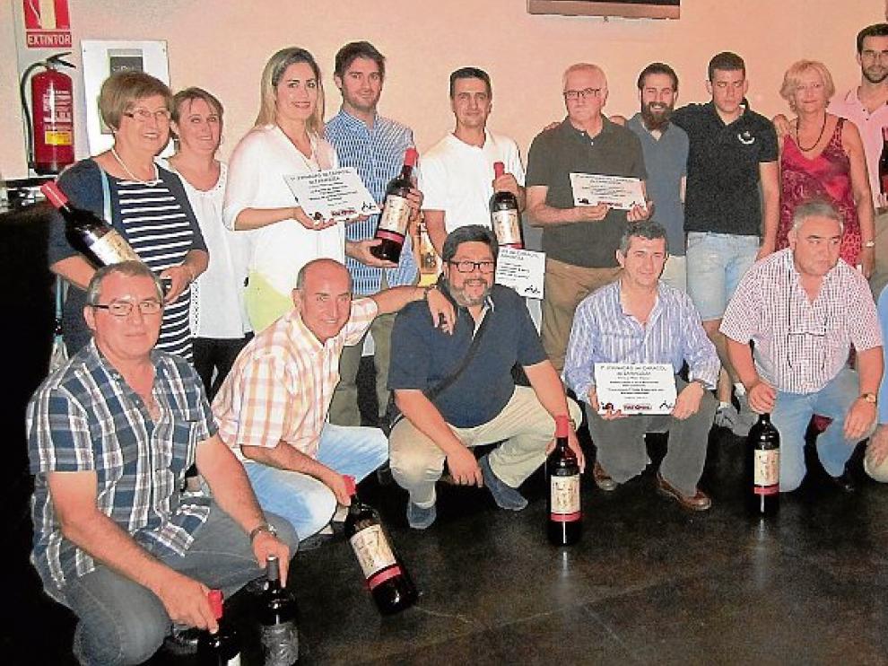 Los premiados, con responsables de la Peña Caracolera.
