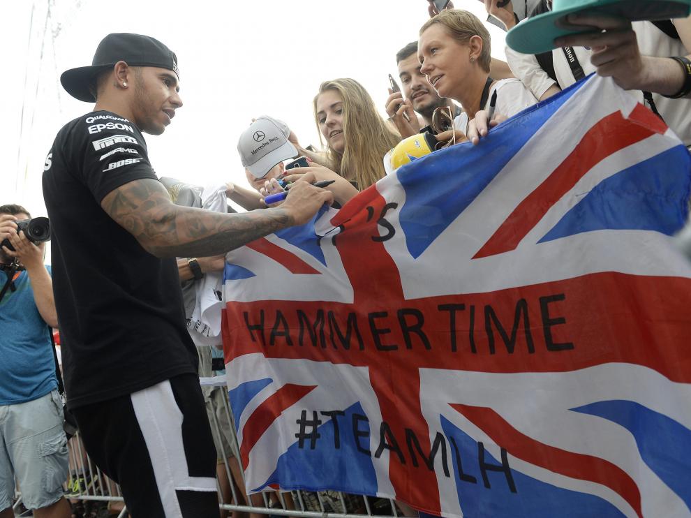 Hamilton firma autógrafos a un grupo de seguidores