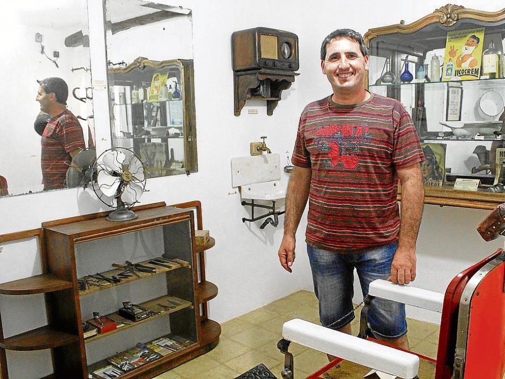 Alejandro Campoy en la habitación que recrea una antigua barbería.