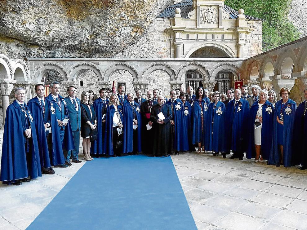 Los nuevos miembros de la Hermandad posan con el obispo de Huesca y Jaca, el abad mitrado de Leyre y el rector, en el claustro.
