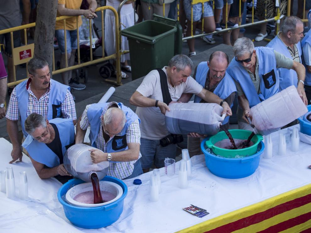 Los hombres de la peña El Cohete prepararon la sangría, que se repartió con rosquillas.