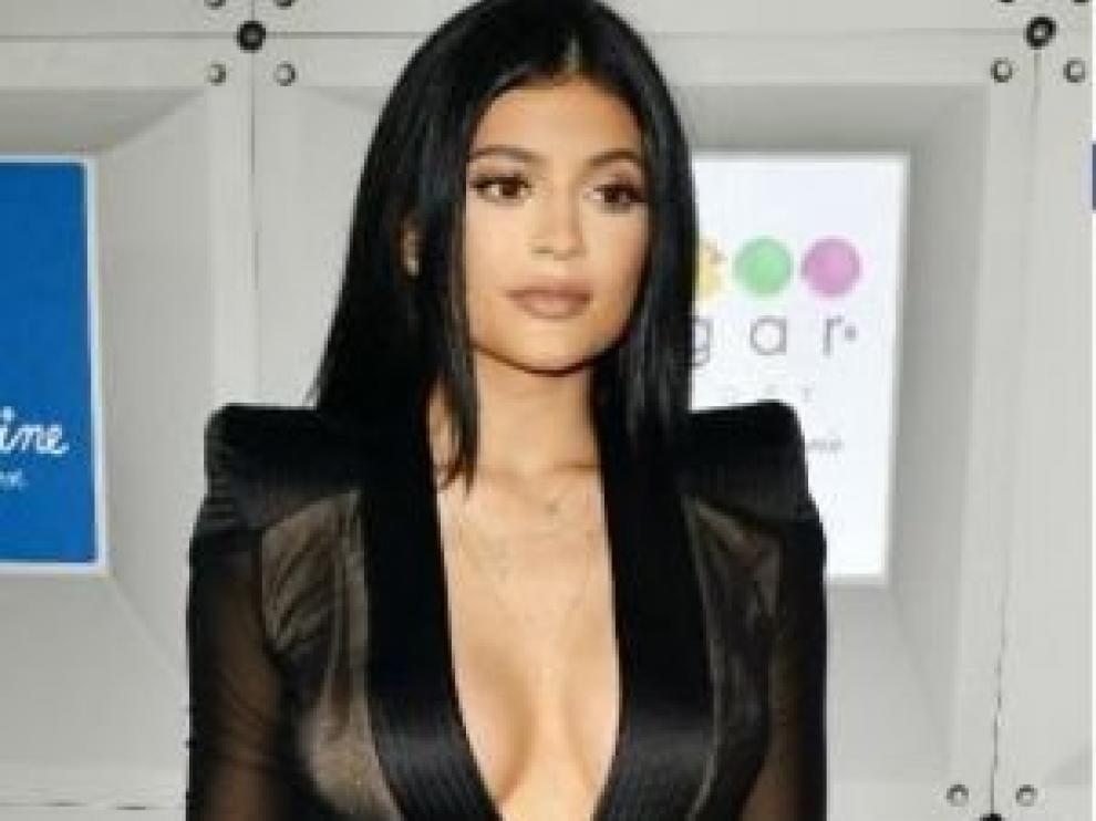 Kylie Jenner (i), la pequeña de la mediática familia, y su hermanastra Kim Kardashian (d).