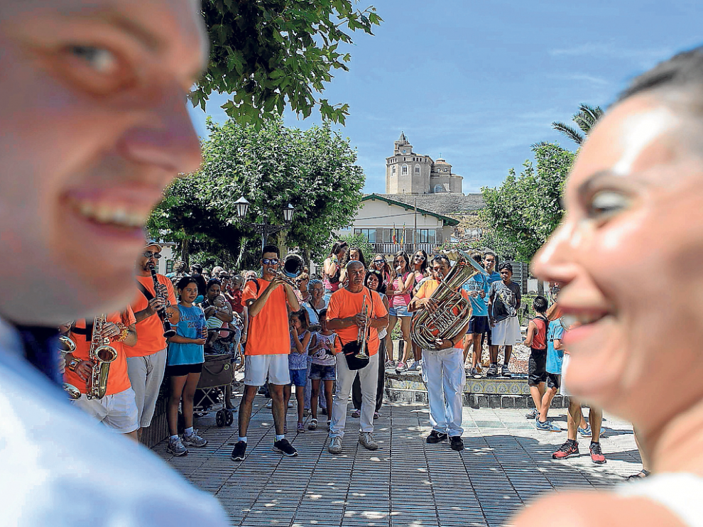 Josán y Pili disfrutaron del chupinazo y de la música de la charanga en el día de su boda.