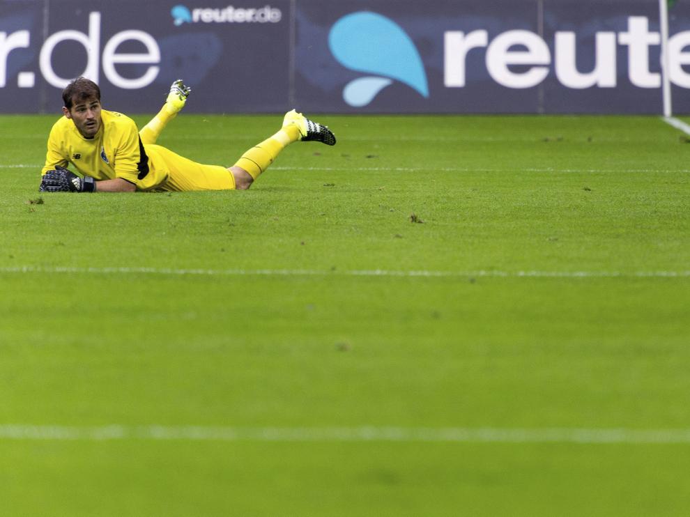 Iker Casillas mira cómo el balón entra en su portería
