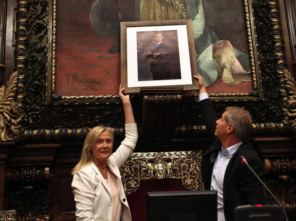 Los concejales del PP colocan una fotografía de Don Felipe en la repisa del salón de plenos