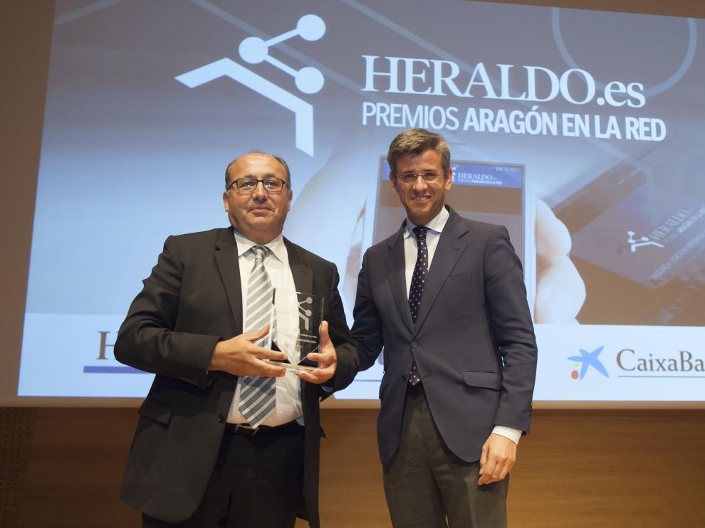 Mikel Iturbe, director de HERALDO, entregó el premio a José Antonio Giménez, secretario general técnico del Departamento de Ciudadanía y Derechos Sociales del Gobierno de Aragón.