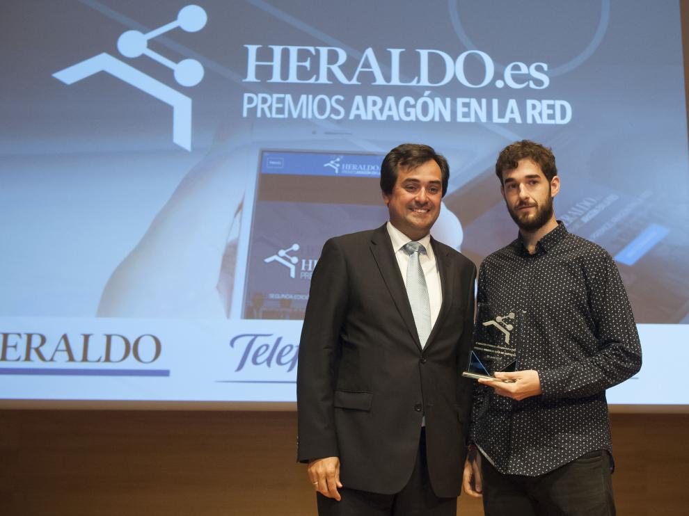 Alberto Portolés, socio y desarrollador de Numéricco, recibió  el premio de manos de Ricardo Mur, presidente de Hiberus.