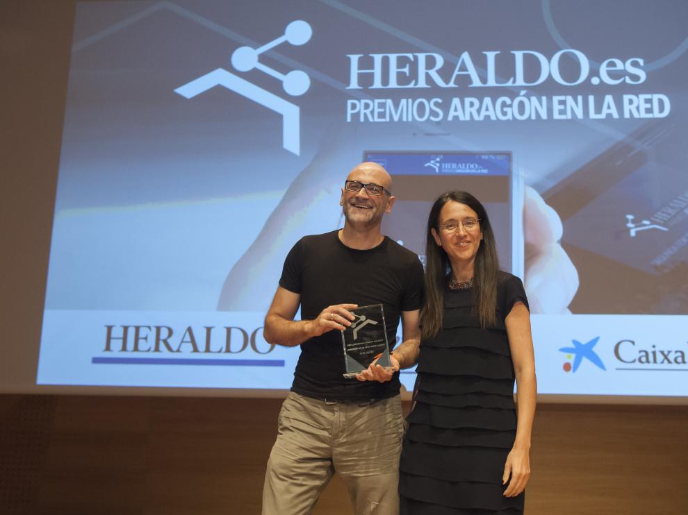 Javier Sanz mostró orgulloso su premio de Susana Betrán, gerente del centro comercial Grancasa.