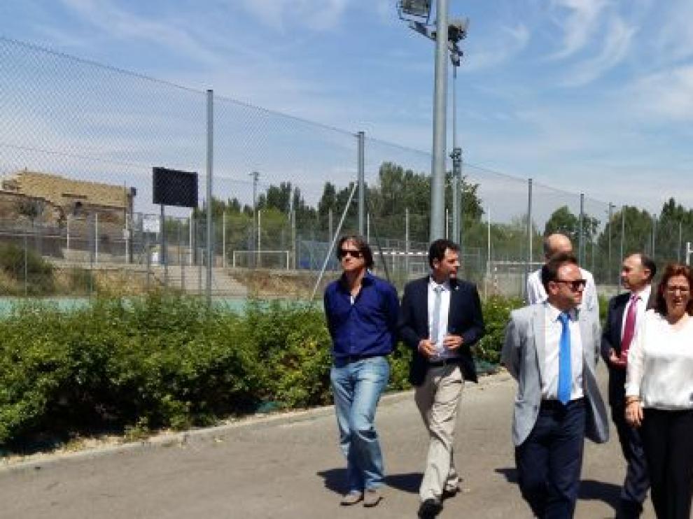 Pilar Alegría visita el campus de Huesca junto al vicerrector, decanos y directores.