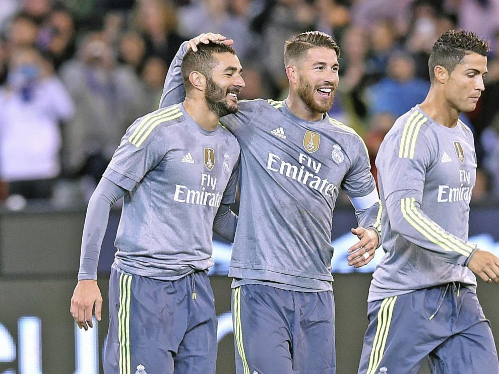 Karim Benzema (izq) celebra con su compañero Sergio Ramos (c) y Cristiano Ronaldo tras marcar un gol.