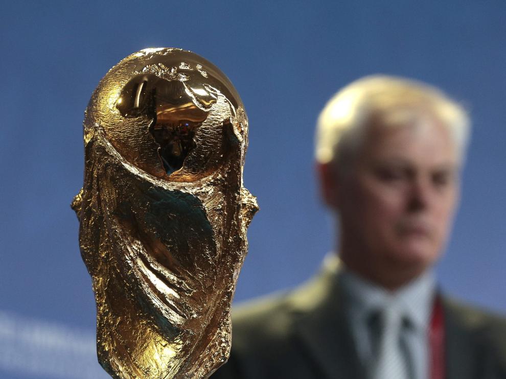 La Copa del Mundo expuesta en San Petesburgo antes del sorteo que se celebrará este sábado.