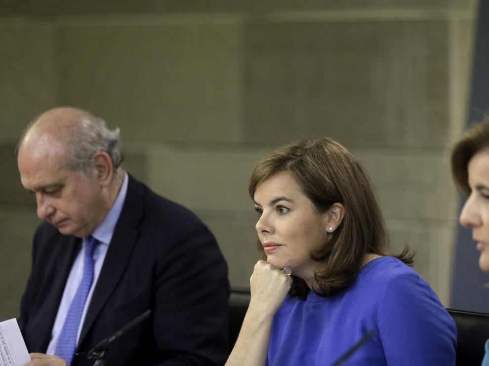 La vicepresidenta del Gobierno, Soraya Sáenz de Santamaría junto al ministro del Interior, Jorge Fernández y a la ministra de Empleo, Fátima Bañez tras el Consejo de Ministros.