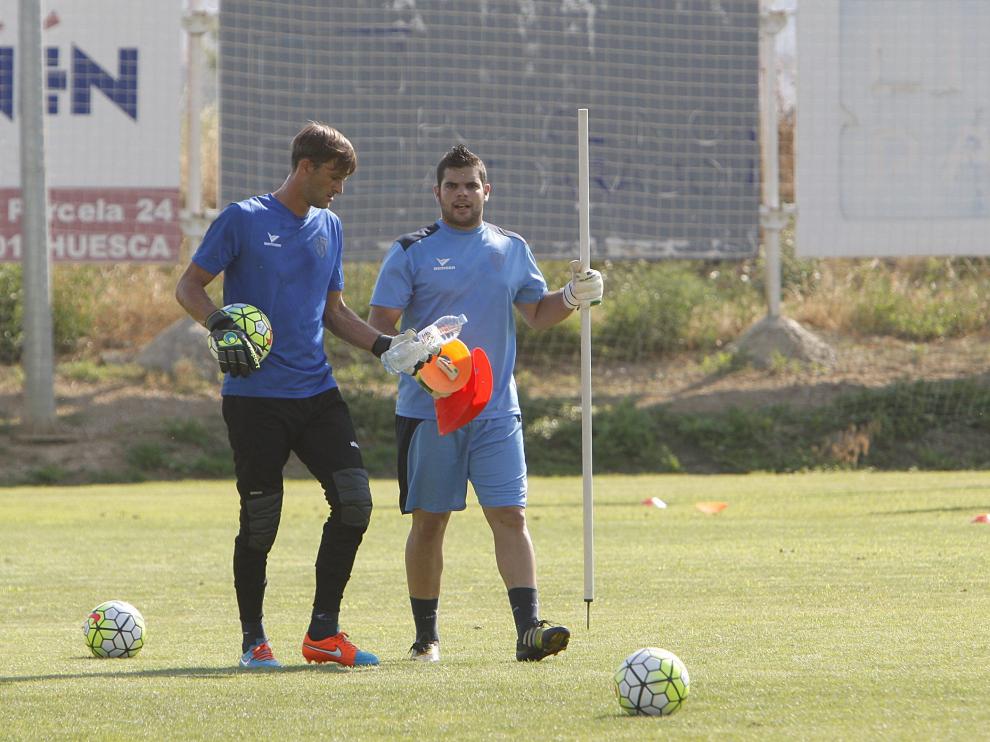 Leo Franco junto a Adrián Mallén, entrenador de porteros de la SD Huesca en el IES Montearagón