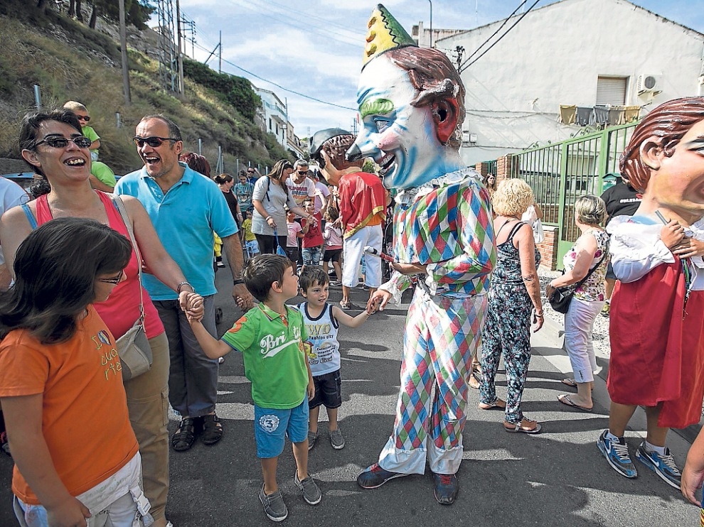 El Payaso fue ayer uno de los cabezudos más simpáticos con los niños de Cuarte de Huerva.