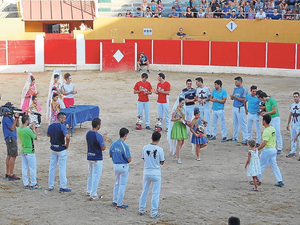 Las reinas de las fiestas de Ricla entregaron los premios a los mejores recortadores.
