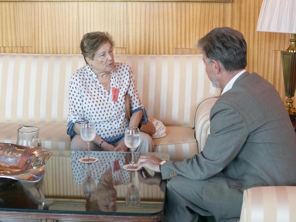 La madre de Abós, con Santisteve