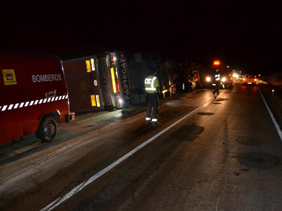 El camión quedó volcado sobre uno de los carriles de la carretera.