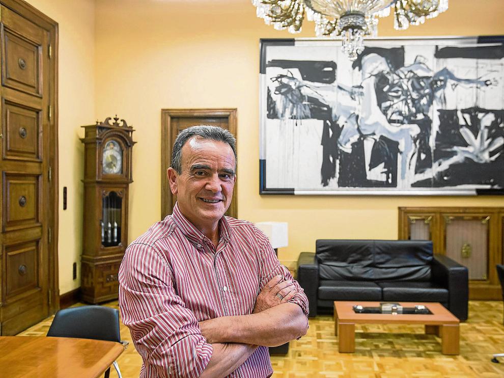 El socialista Juan Antonio Sánchez Quero, ayer, en su nuevo despacho como presidente de la Diputación de Zaragoza.