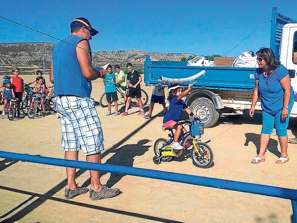 Los niños disfrutaron de la tradicional carrera de cintas por grupos de edad.
